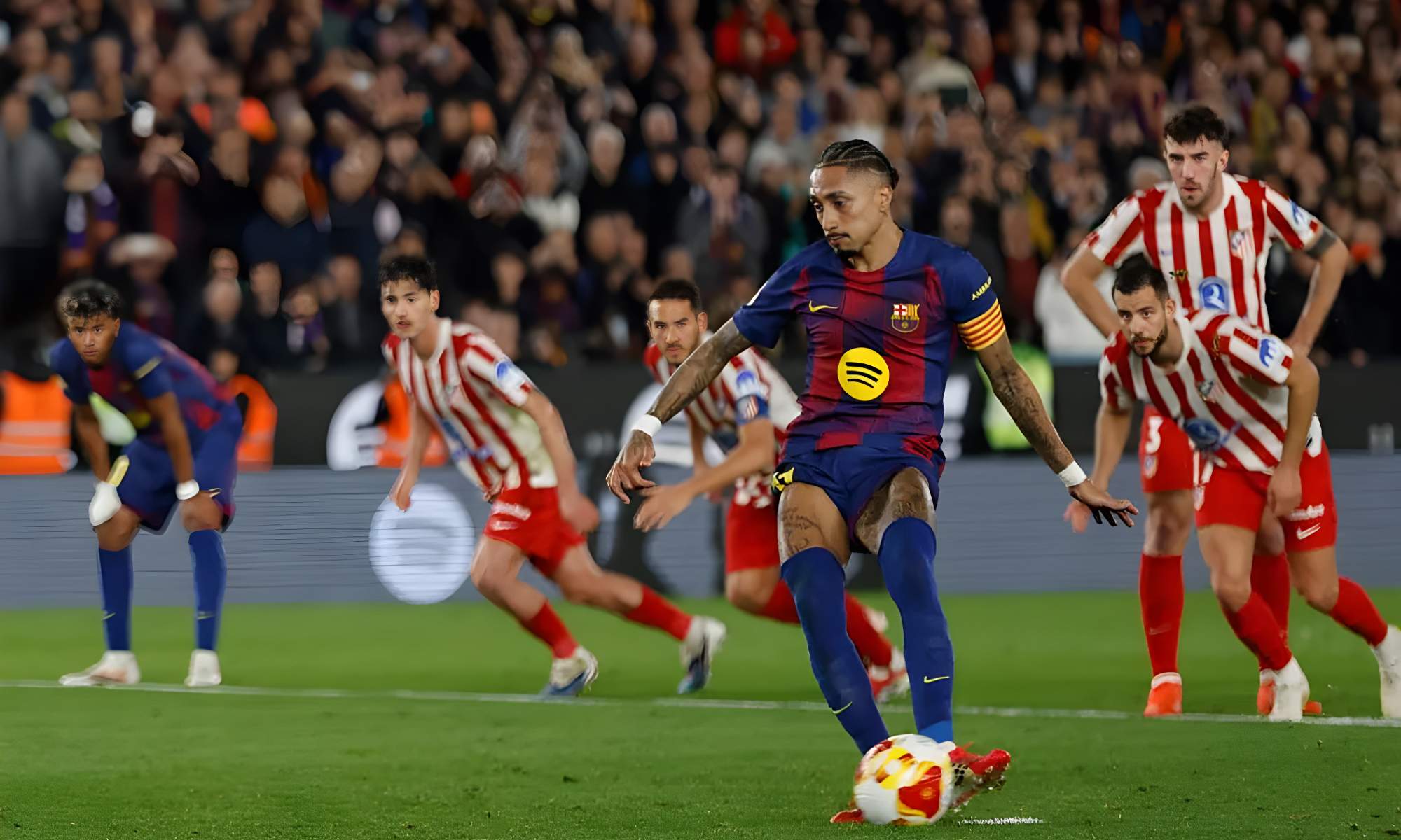 Raphinha, marcando de penalti el segundo gol del Barça ante el Atlético de Madrid. Raphinha, marcando de penalti el segundo gol del Barça ante el Atlético de Madrid.