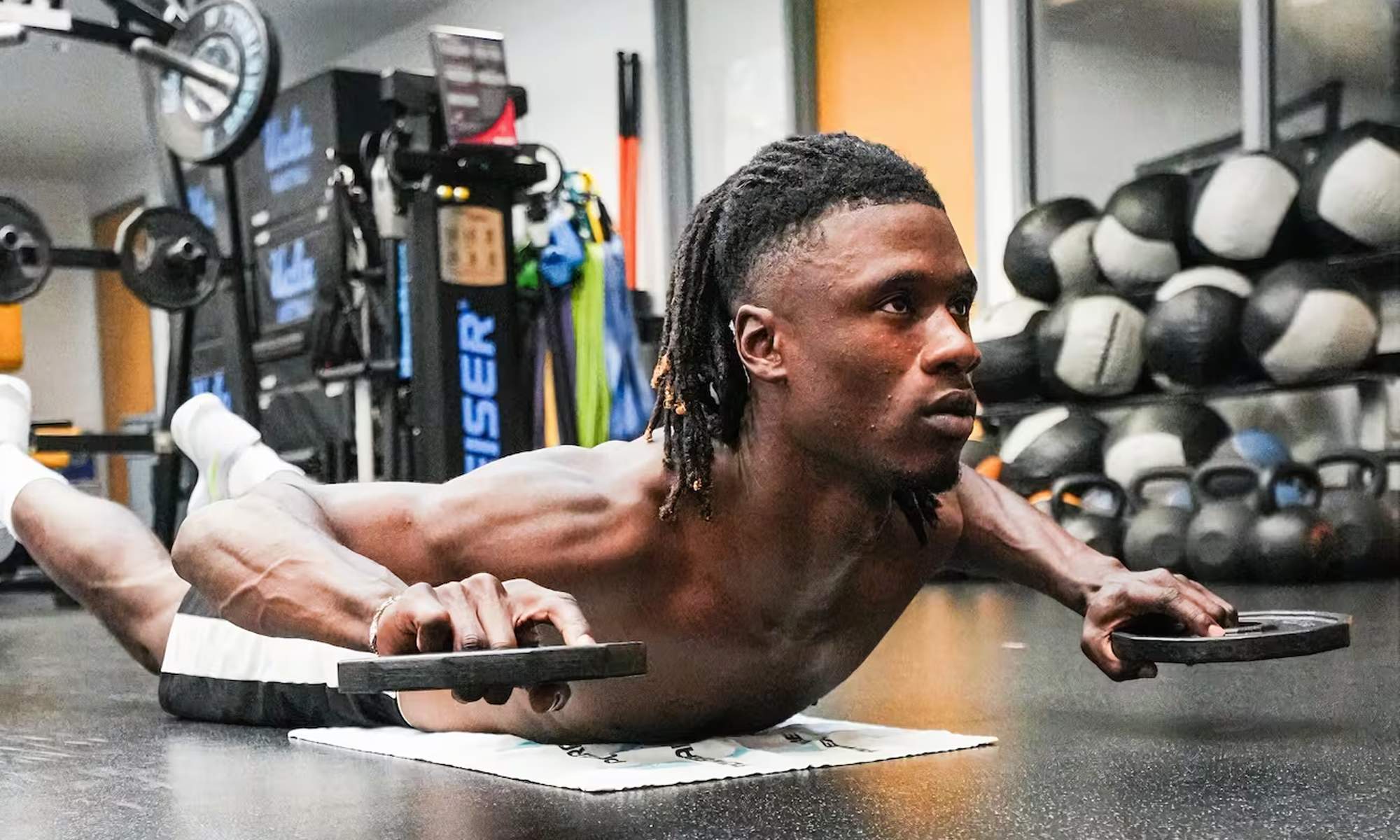 Eduardo Camavinga entrenando en el gimnasio. 