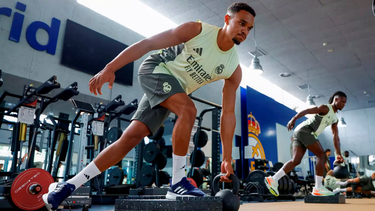 Trent Alexander-Arnold entrenando con el Real Madrid en el gimnasio. 
