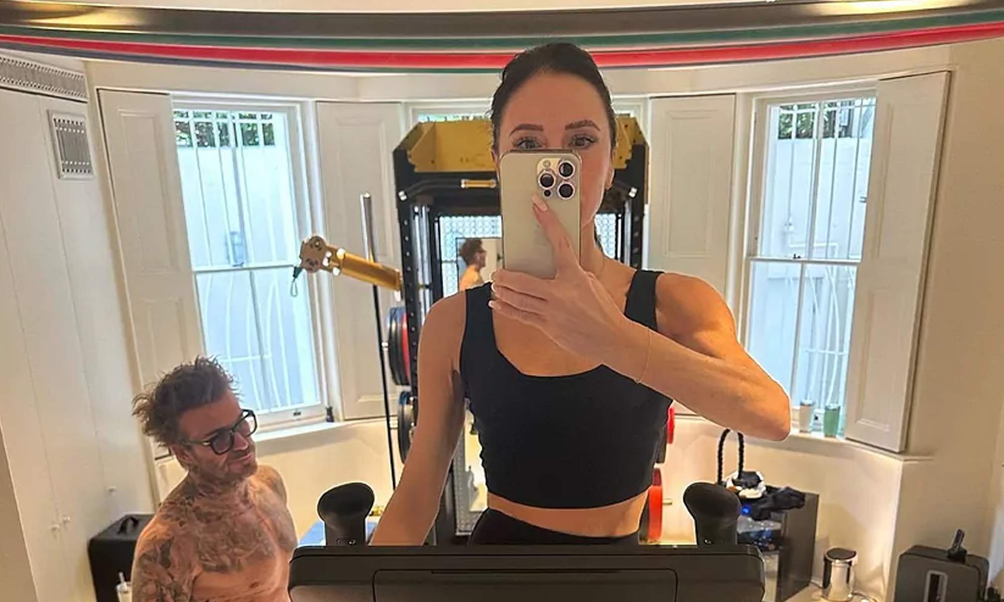 David Beckham y Victoria Beckham entrenando en el gimnasio. 