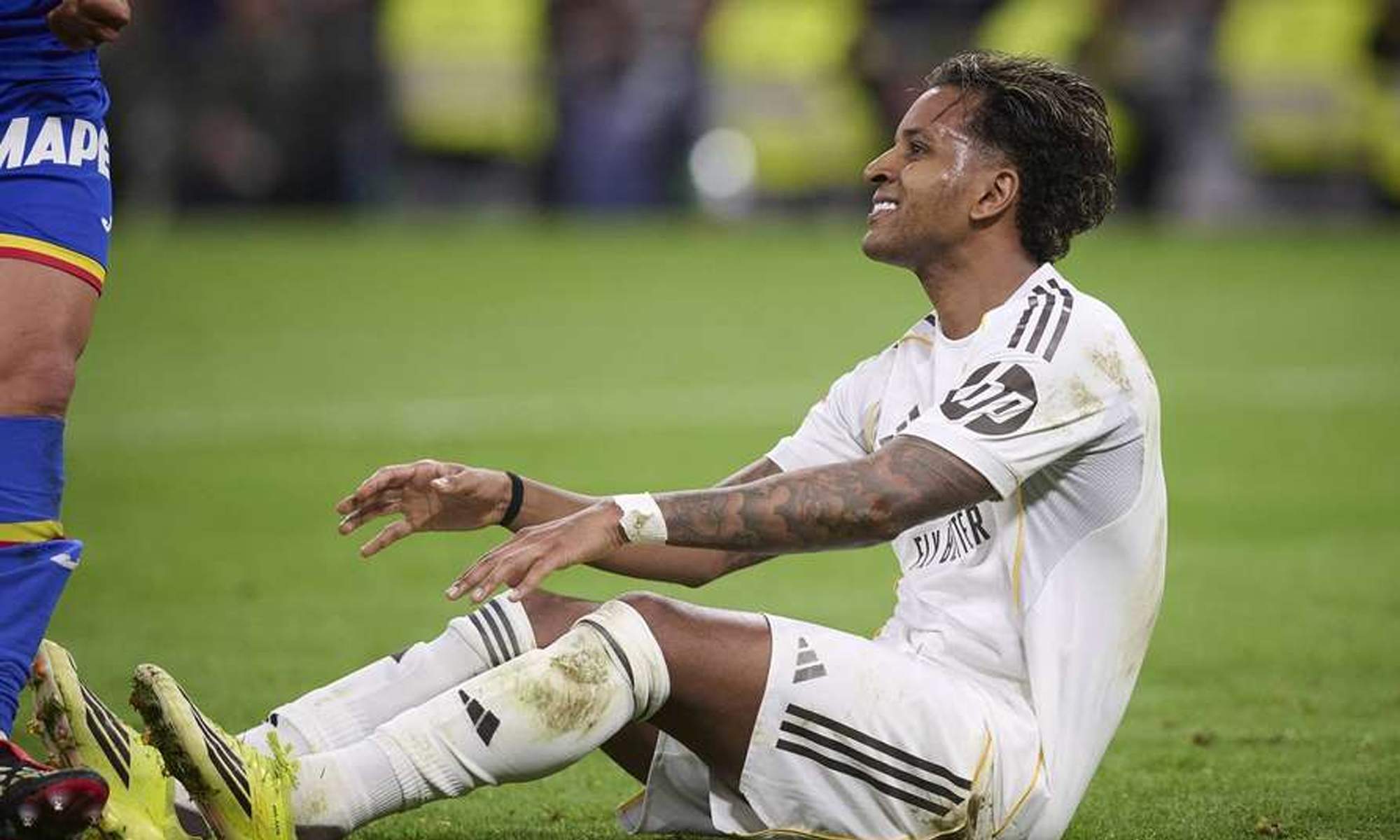 Rodrygo Goes sentado en el suelo, lesionado, durante el Real Madrid - Getafe. 