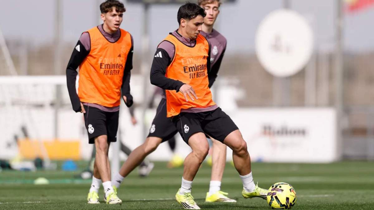 Thiago Pitarch en el entrenamiento junto a Dean Huijsen y Brahim Díaz