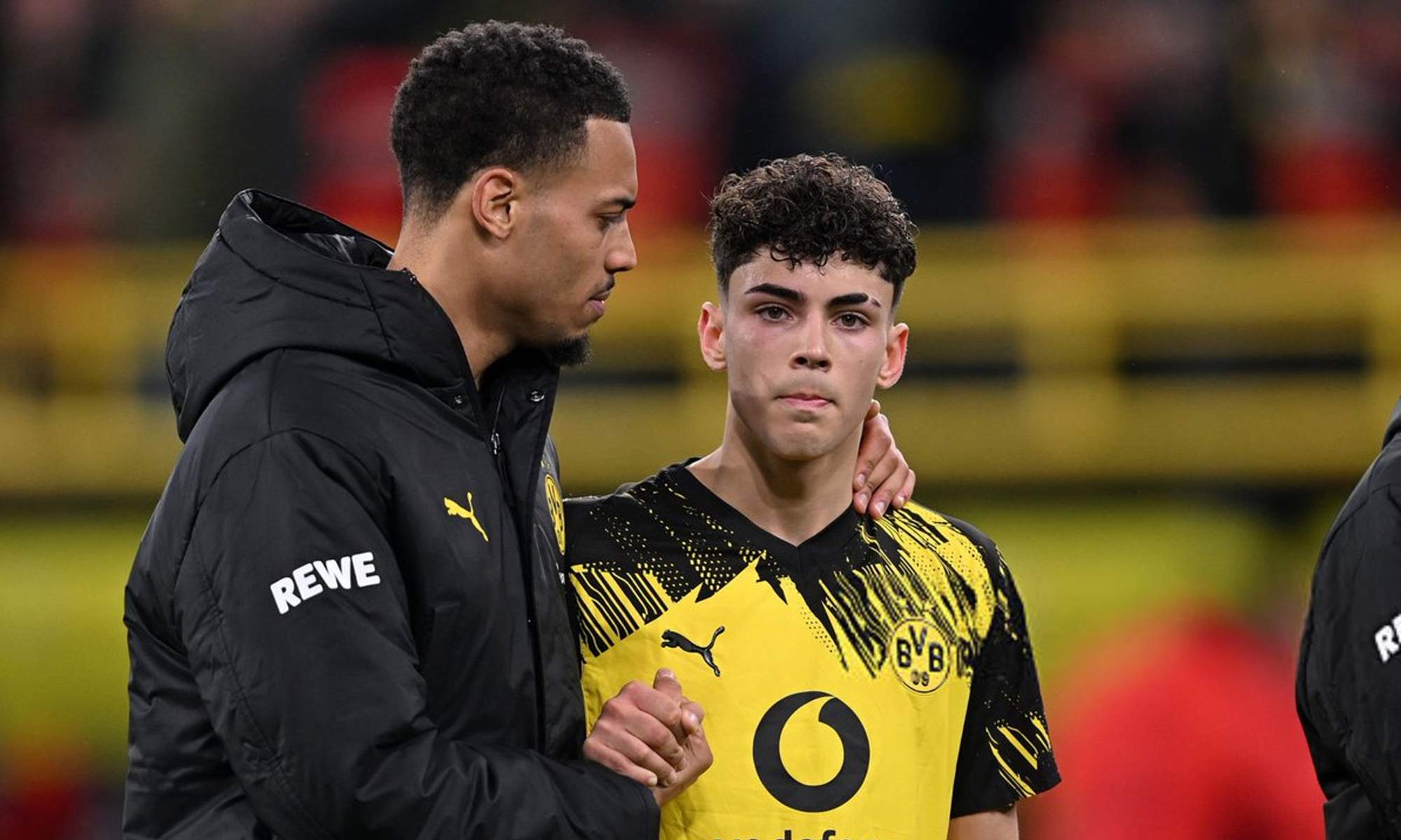 Samuele Inácio Piá y un compañero en su debut con el Dortmund.
