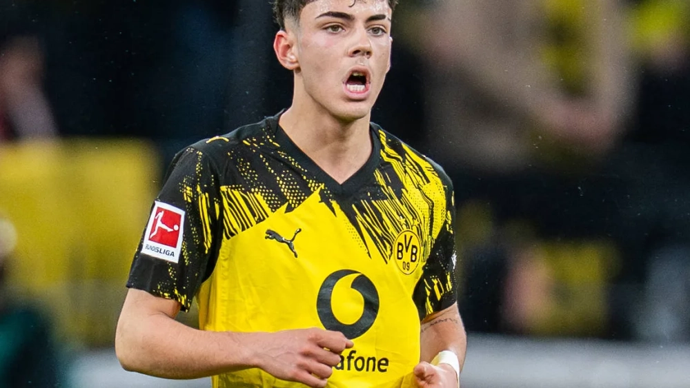 Samuele Inácio Pita disputando un partido con el Borussia Dortmund. 