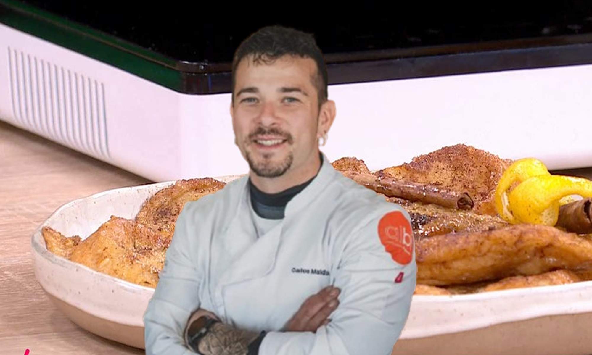 Carlos Maldonado y su plato de torrijas.