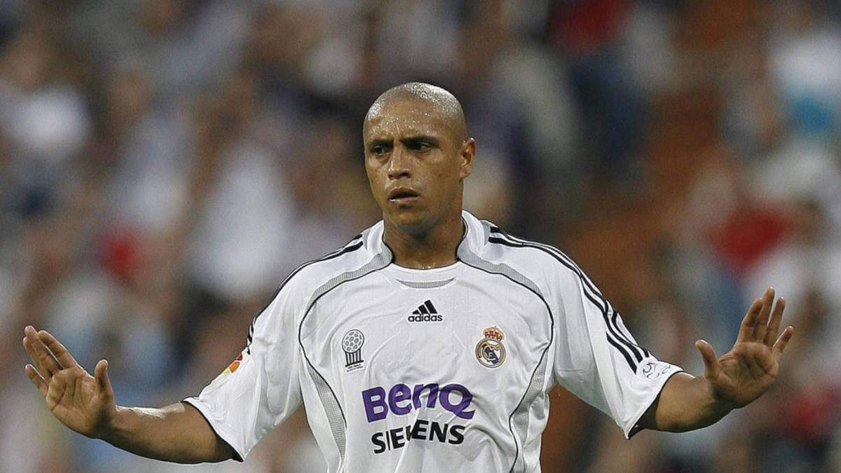 Roberto Carlos jugando un partido con el Real Madrid. 