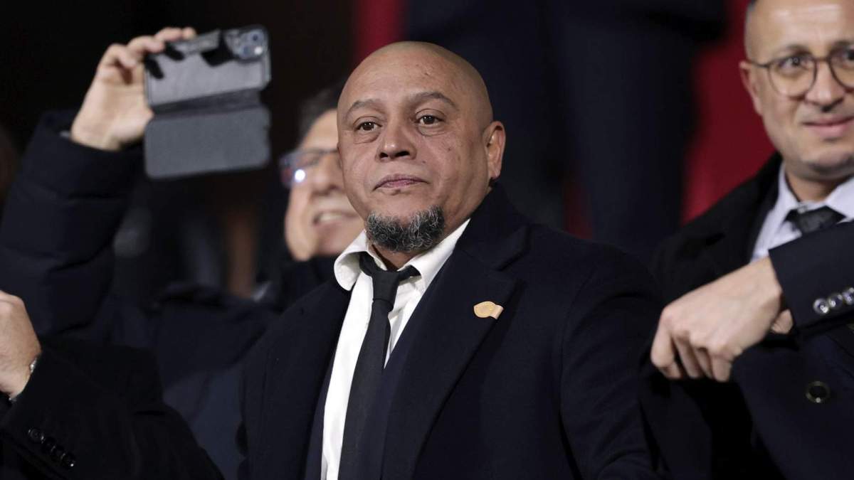 Roberto Carlos viendo un partido de fútbol. 