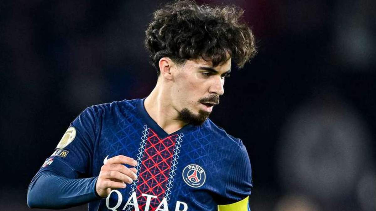 Vitinha disputando un partido con el Paris Saint-Germain. 