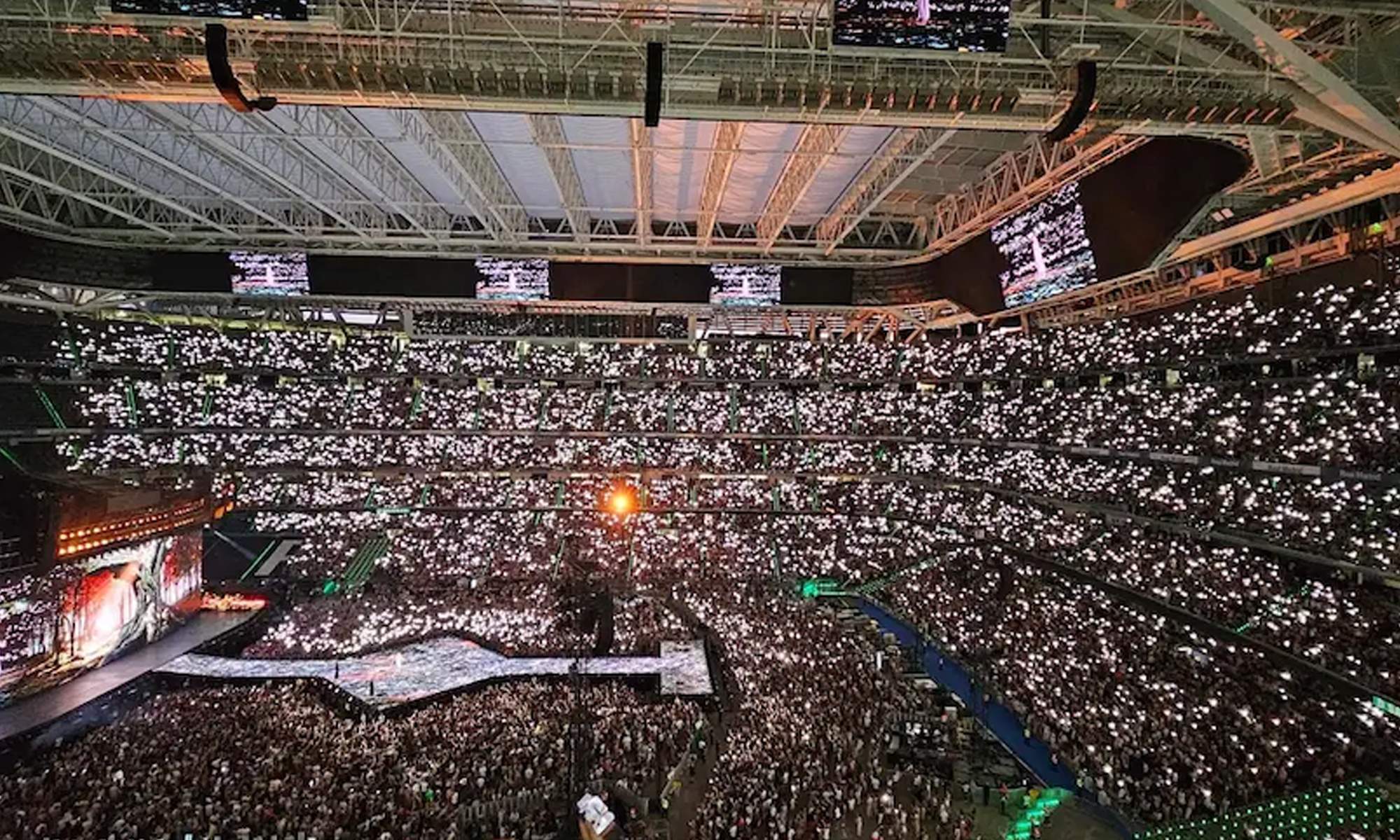Un concierto en el Santiago Bernabéu con el estadio lleno. 