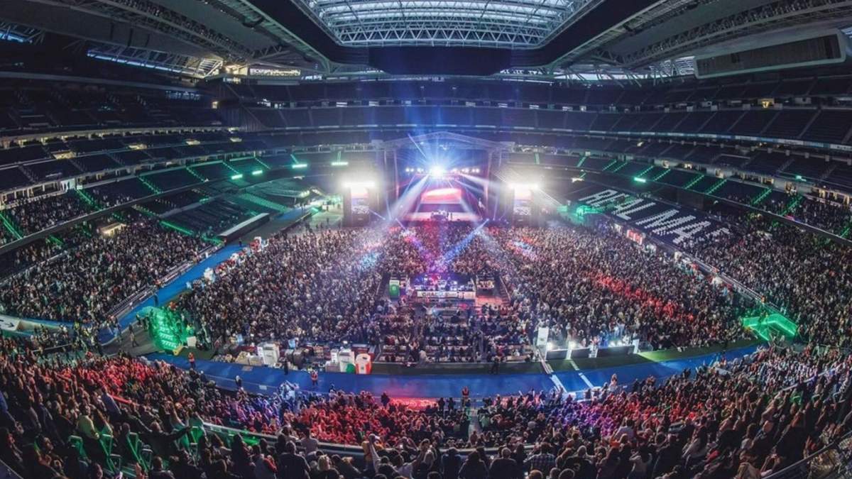 Un concierto celebrando en el Santiago Bernabéu con el aforo disponible lleno. 