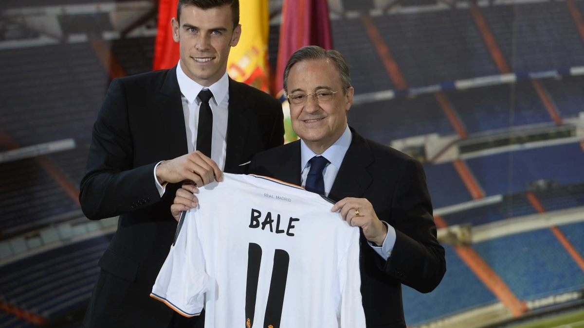 Gareht Bale posando junto a Florentino Pérez