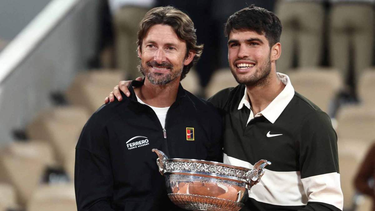 Carlos Alcaraz junto a Ferrero tras ganar un trofeo