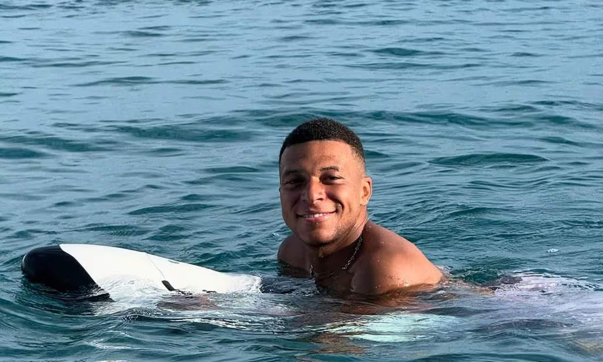 Kylian Mbappé bañándose en el mar. 