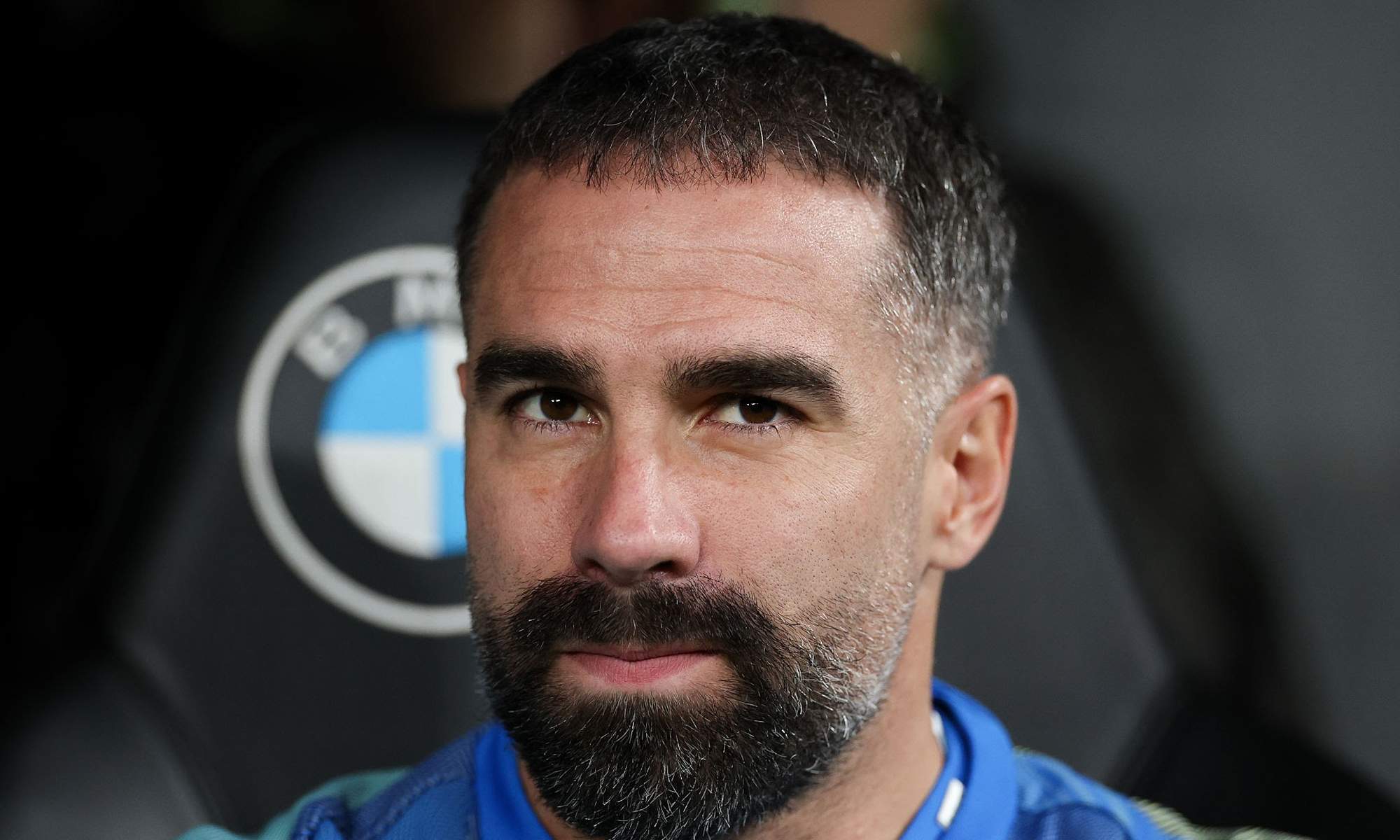Dani Carvajal sentado en el banquillo del Real Madrid.