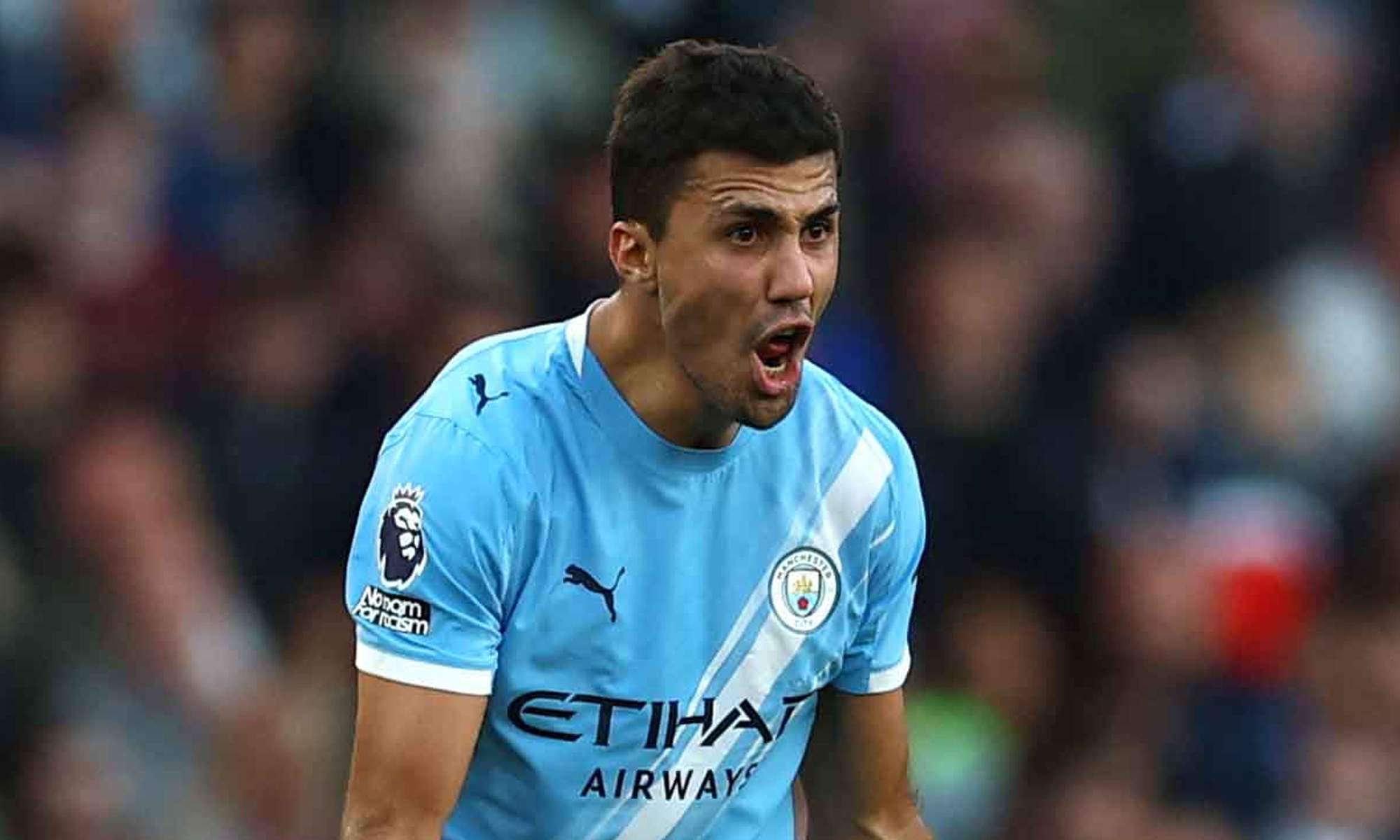 Rodri Hernández disputando un partido con el Manchester City. 