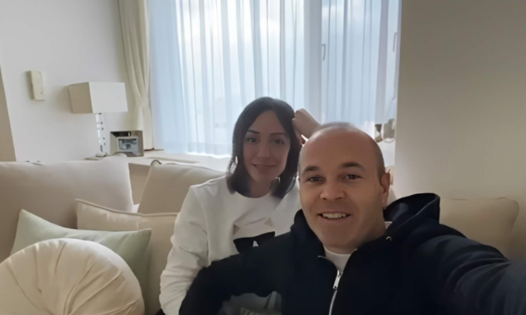 Andrés Iniesta y su mujer en su casa. 