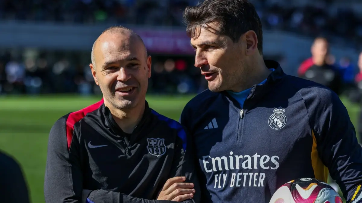 Andrés Iniesta e Iker Casillas en un partido amistoso.