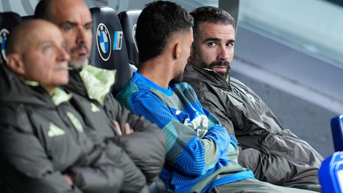 Dani Carvajal y Dani Ceballos, en el banquillo durante un partido del Real Madrid en esta temporada.