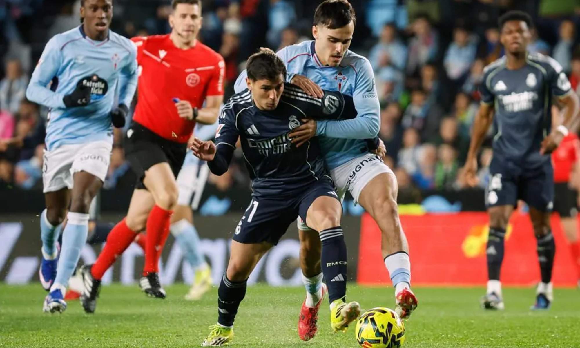 Brahim Díaz, protegiendo un balón ante Miguel Román, durante el partido de esta noche en Balaídos entre el Celta y el Real Madrid.