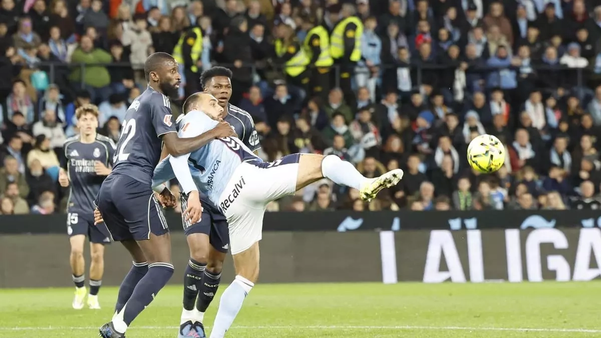 Rüdiger y Borja Iglesias peleando por un balón en el Celta - Real Madrid Rüdiger y Borja Iglesias peleando por un balón en el Celta - Real Madrid