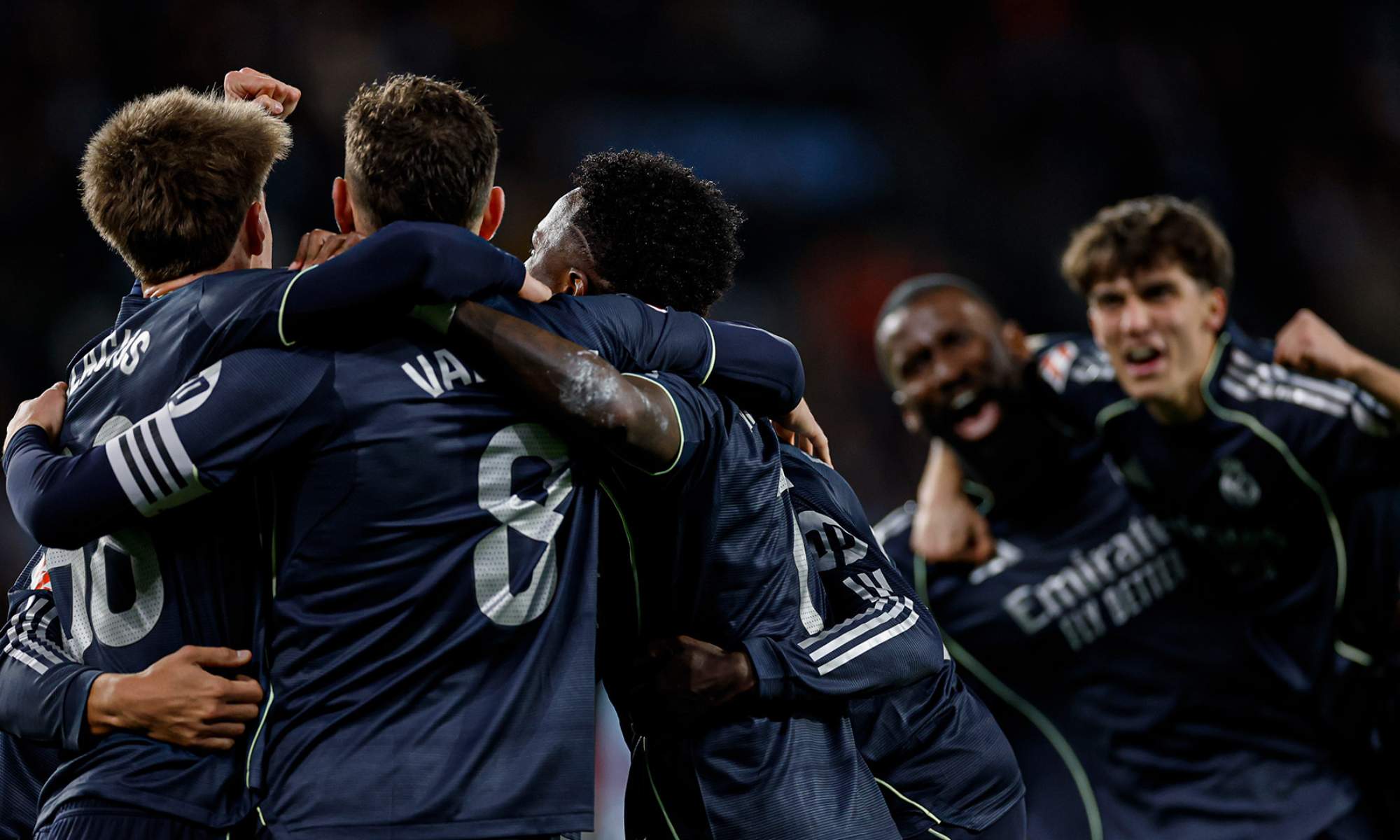 Fede Valverde, celebrando su gol ante el Celta de Vigo, en compañía de algunos de sus compañeros del Real Madrid.