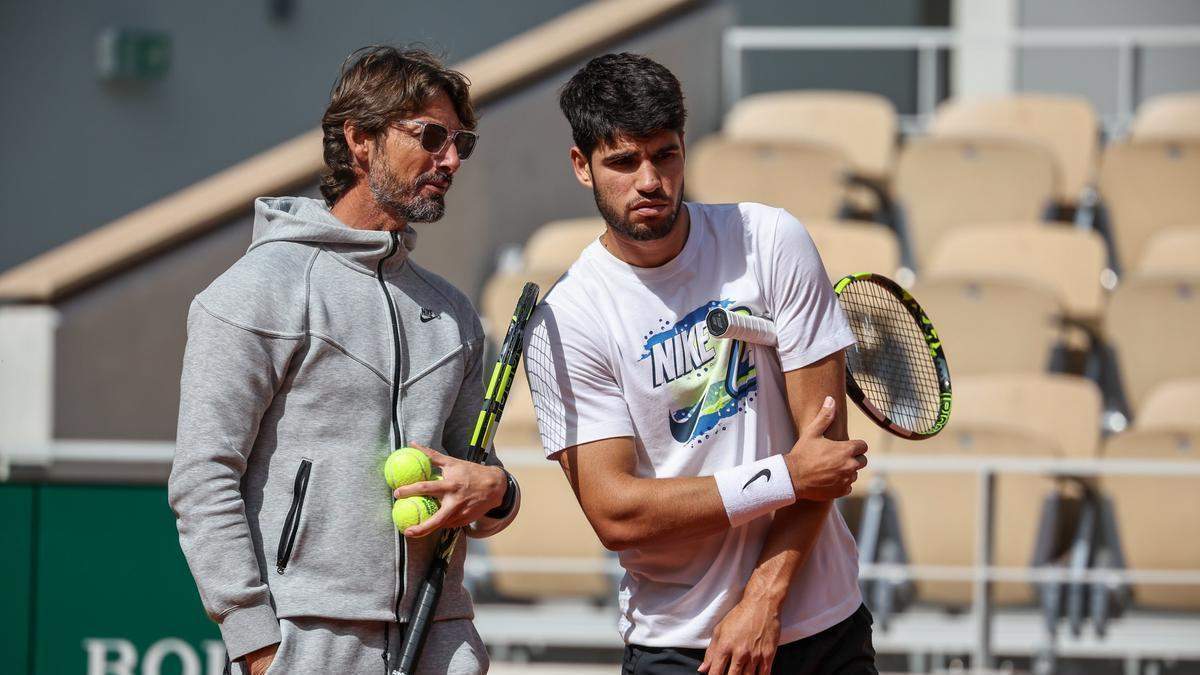 Juan Carlos Ferrero y Carlos Alcaraz durante un entrenamiento