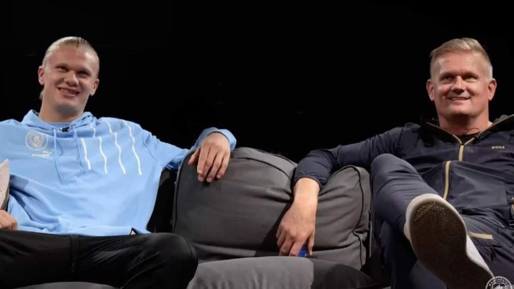 Erling Haaland, junto a su padre, Alf-Inge, durante una entrevista.