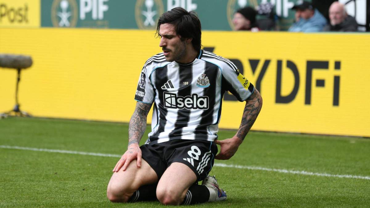 Sandro Tonali, en un partido con el Newcastle durante esta temporada.