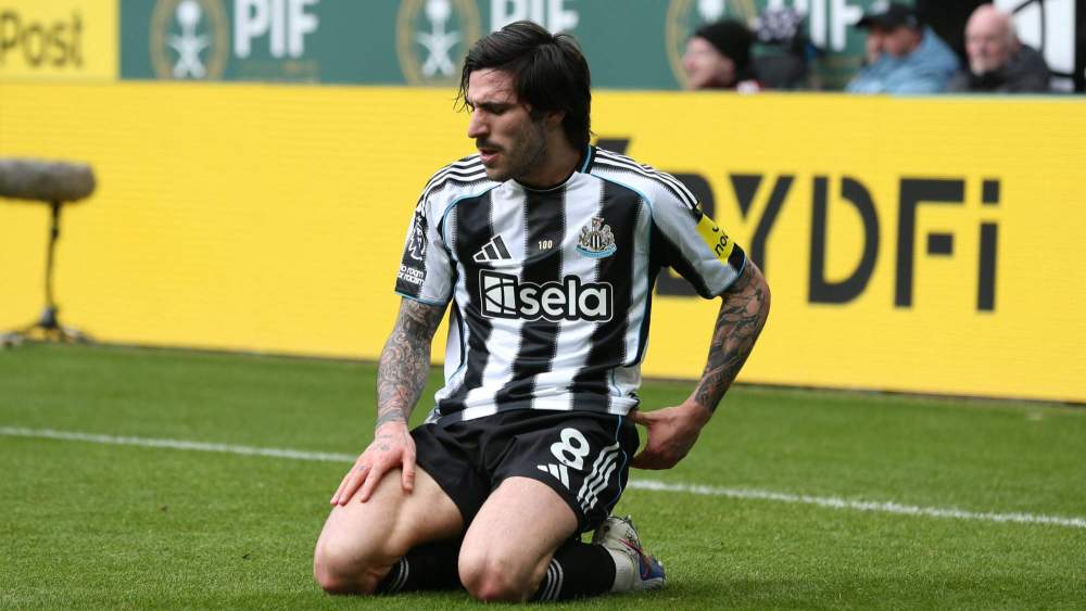 Sandro Tonali, en un partido con el Newcastle durante esta temporada.