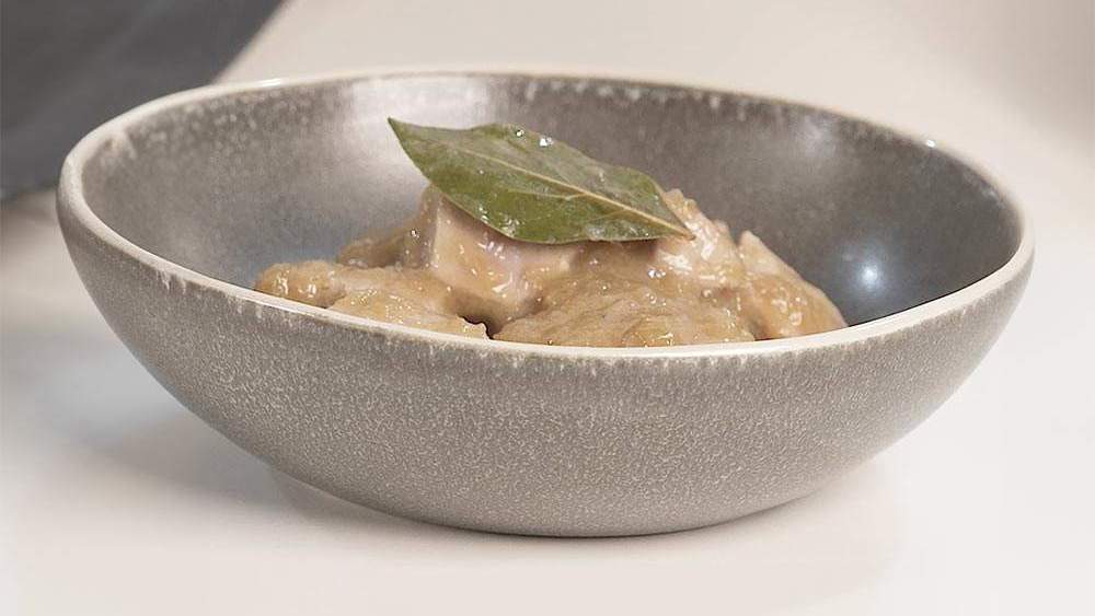 El atún encebollado del chef Ángel León