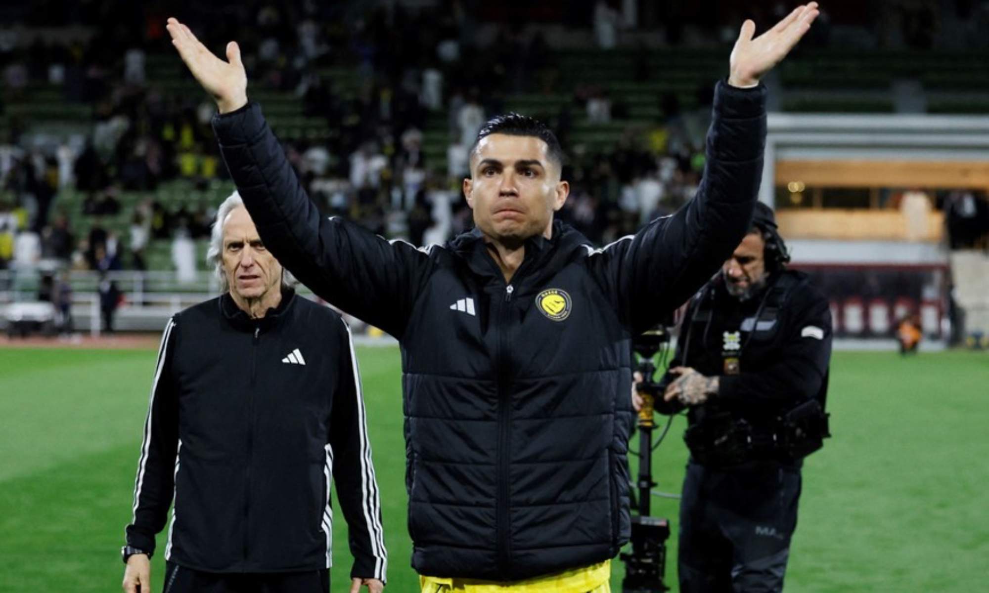 Cristiano Ronaldo, dirigiéndose a la afición del Al-Nassr.