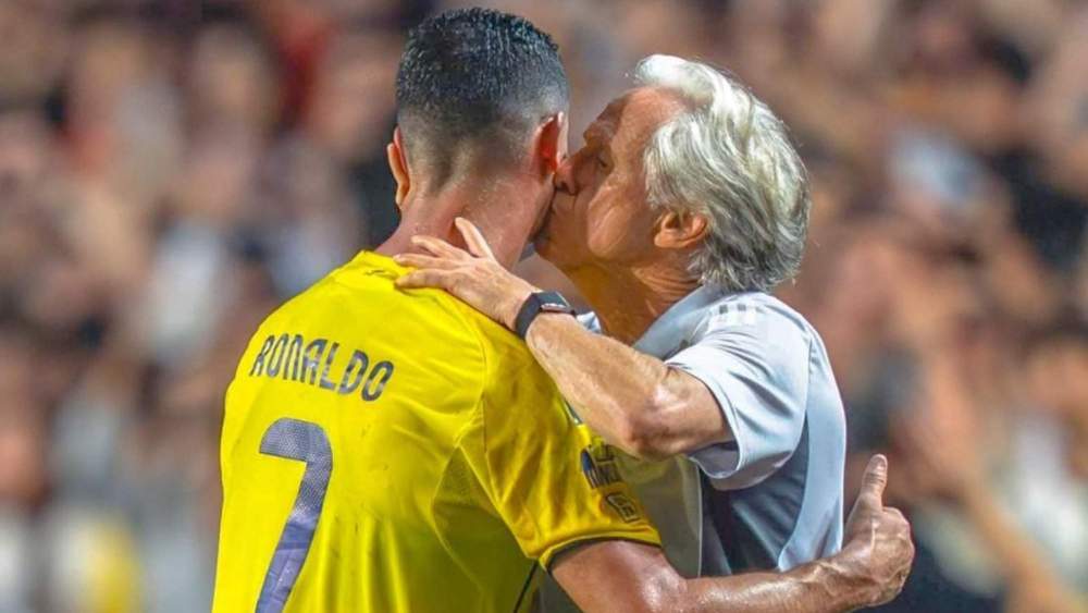 Cristiano Ronaldo, besado por Jorge Jesús, su actual entrenador.