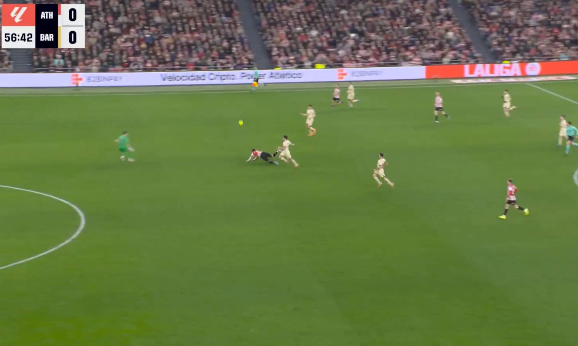 Pau Cubarsí derribó a Iñaki Williams cuando el delantero del Athletic se quedaba solo ante Joan García.