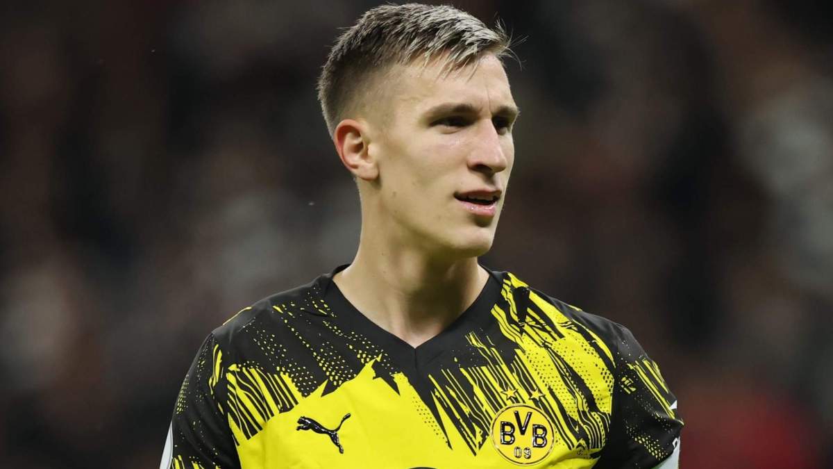 Nico Schlotterbeck jugando un partido con el Borussia Dortmund.