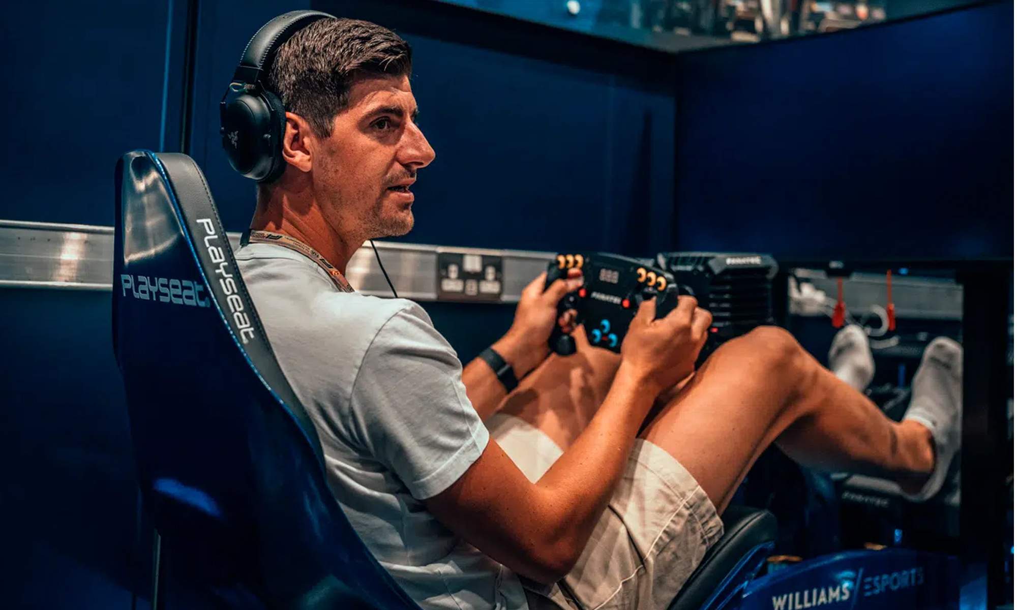 Thibaut Courtois jugando a un videojuego de carreras.