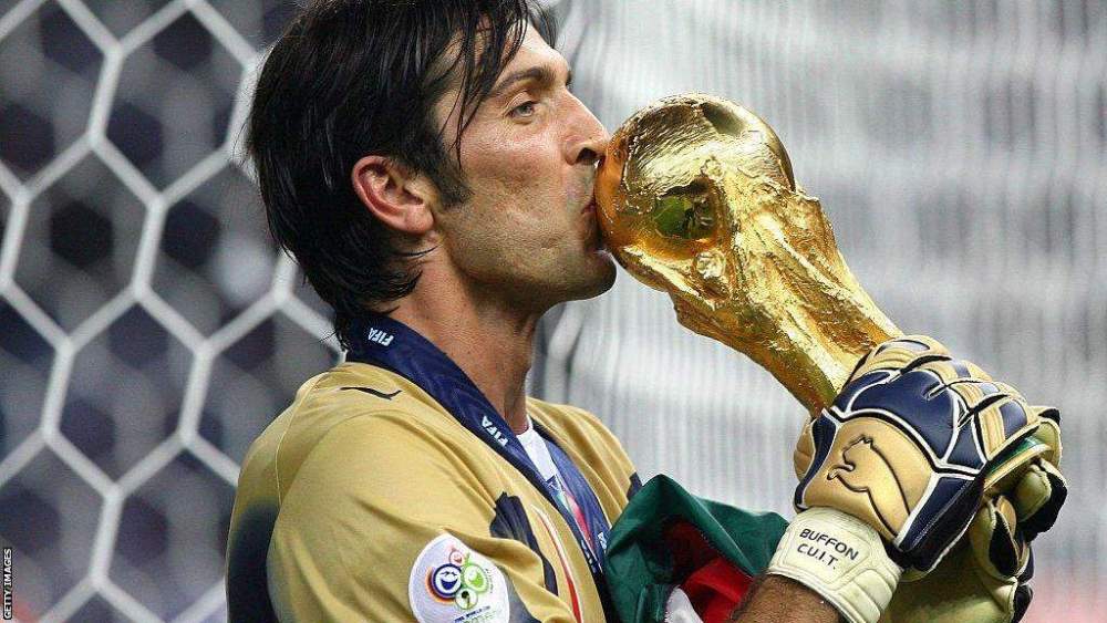 Buffon besando el Mundial que ganó con Italia.