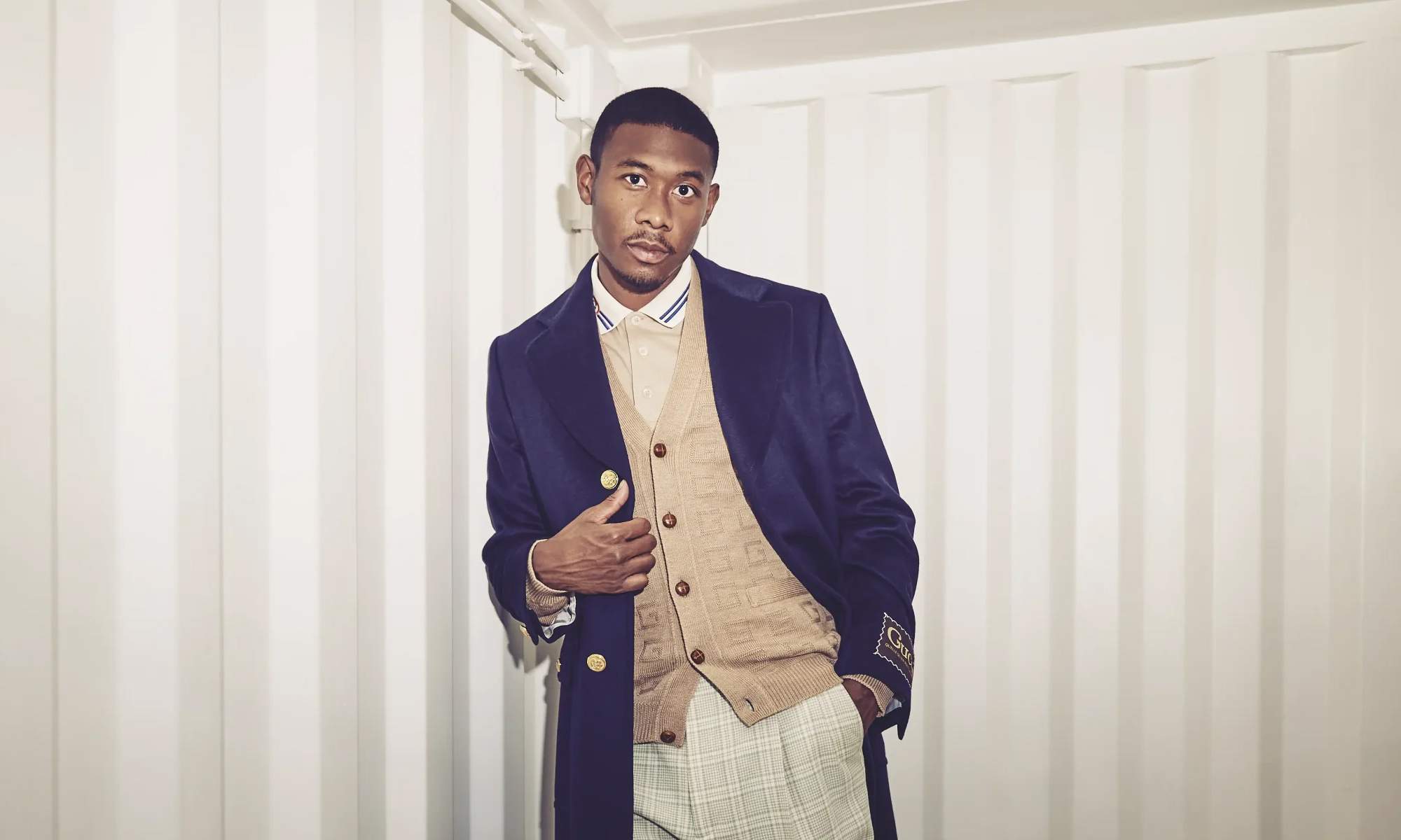 David Alaba posando como modelo con un look.