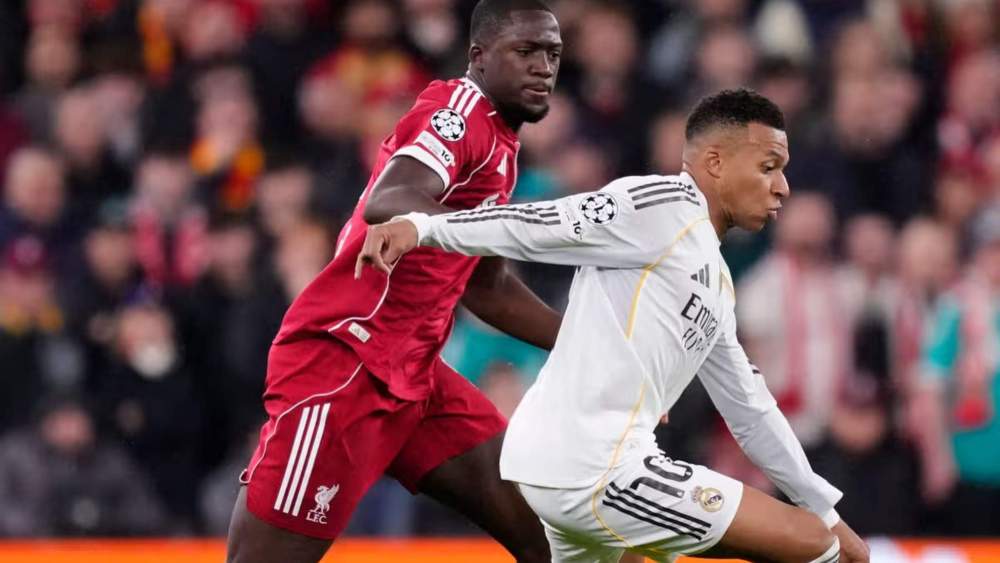 Ibrahima Konaté, con Kylian Mbappé, en el partido de noviembre del año pasado entre el Liverpool y el Real Madrid en la Champions League.