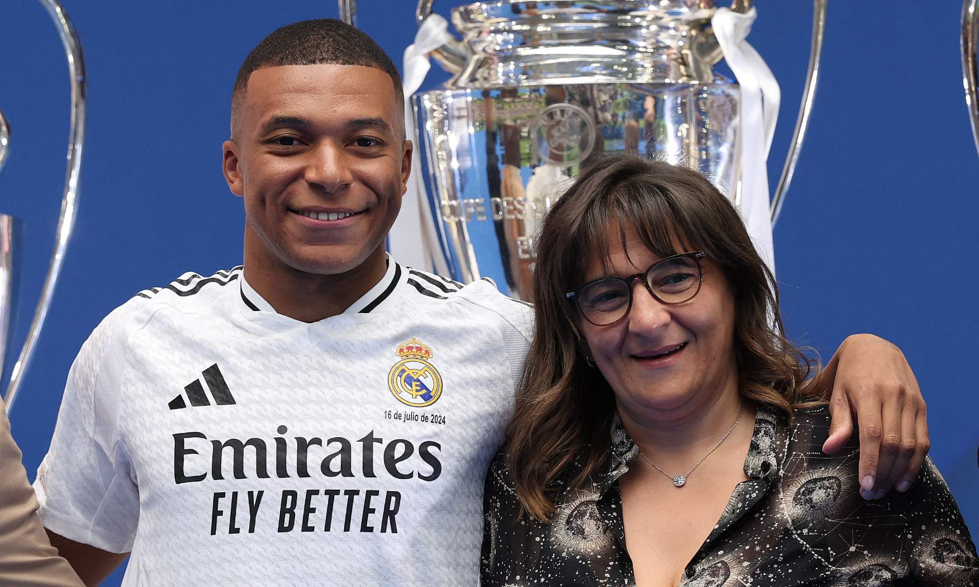 Kylian Mbappé, junto a su madre, Fayza Lamari, durante la presentación del delantero como jugador del Real Madrid en julio de 2024.