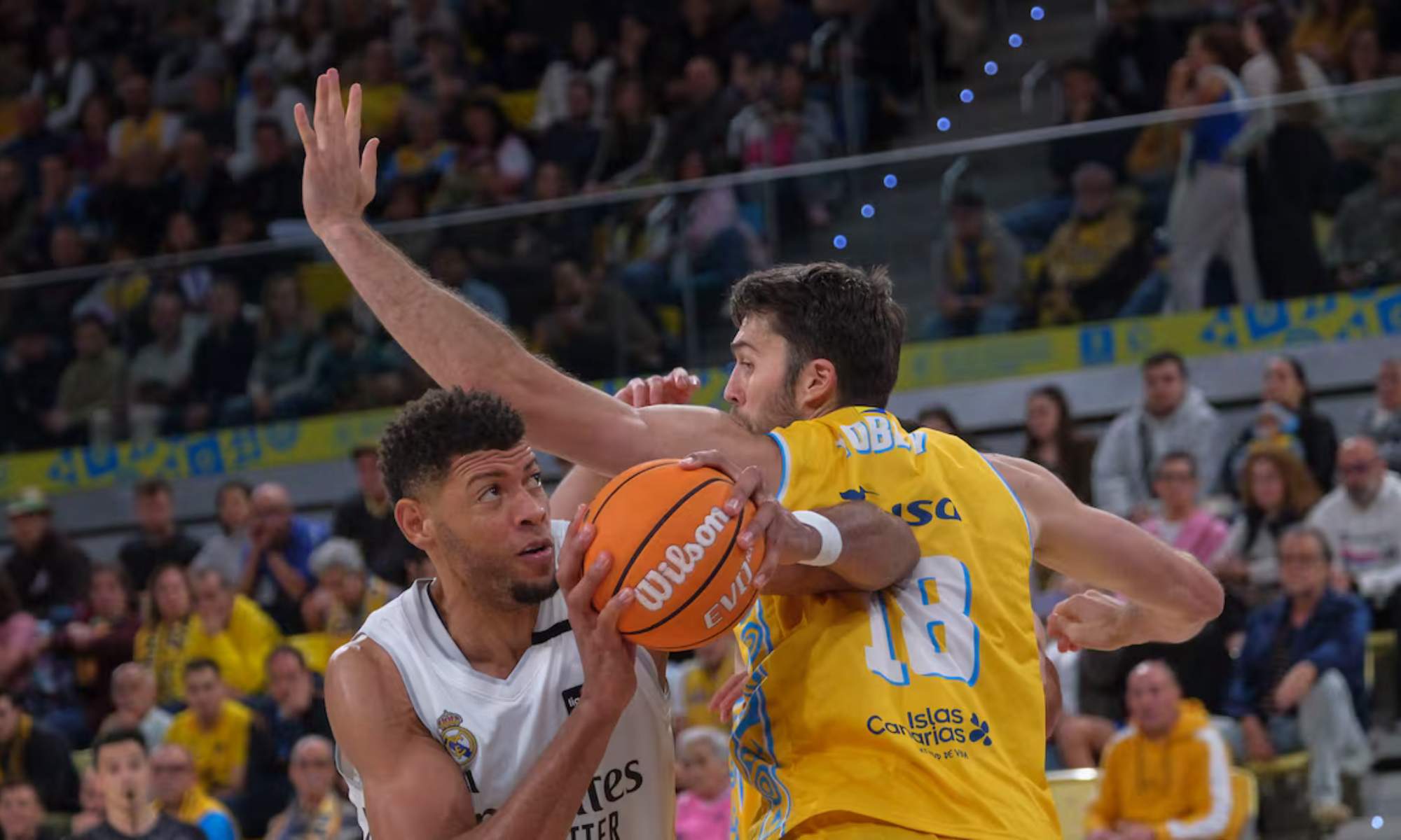Edy Tavares, intentando avanzar para lanzar una canasta durante el partido de esta tarde entre el Dreamland Gran Canaria y el Real Madrid.