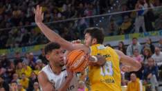 Edy Tavares, intentando avanzar para lanzar una canasta durante el partido de esta tarde entre el Dreamland Gran Canaria y el Real Madrid.