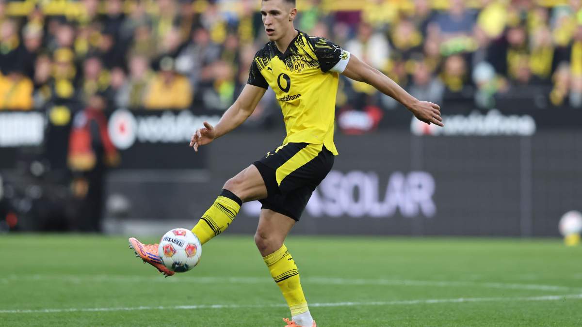 Nico Schlotterbeck durante un partido con el Dortmund