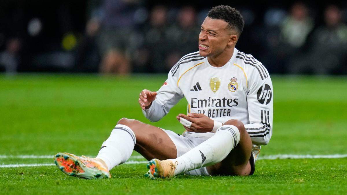 Kylian Mbappé sentado con dolor en el suelo en un partido del Real Madrid.