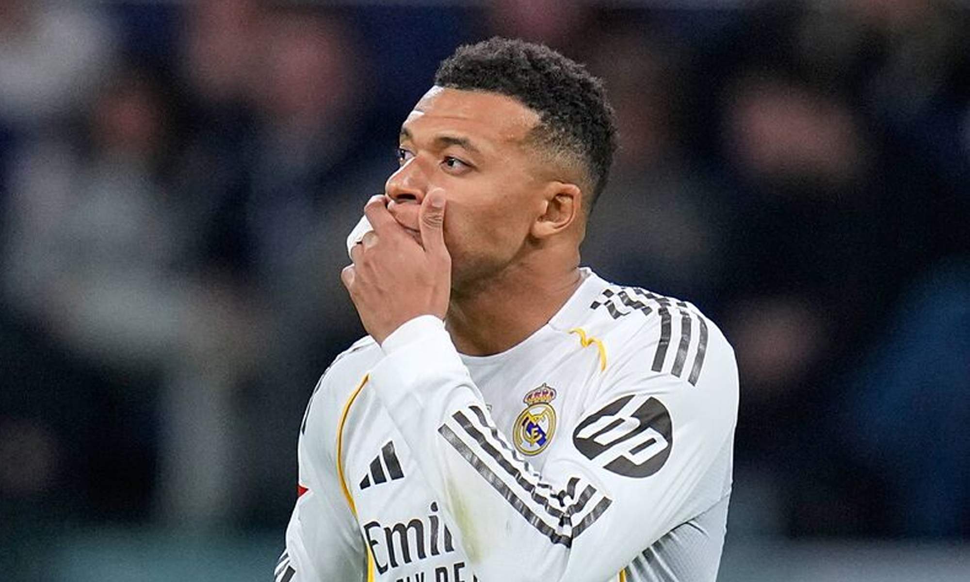 Kylian Mbappé pensativo en un partido del Real Madrid.