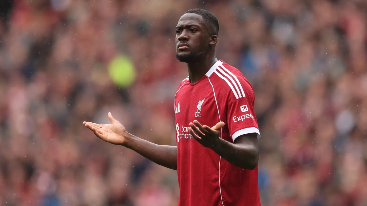 Ibrahima Konaté disputando un partido con el Liverpool.