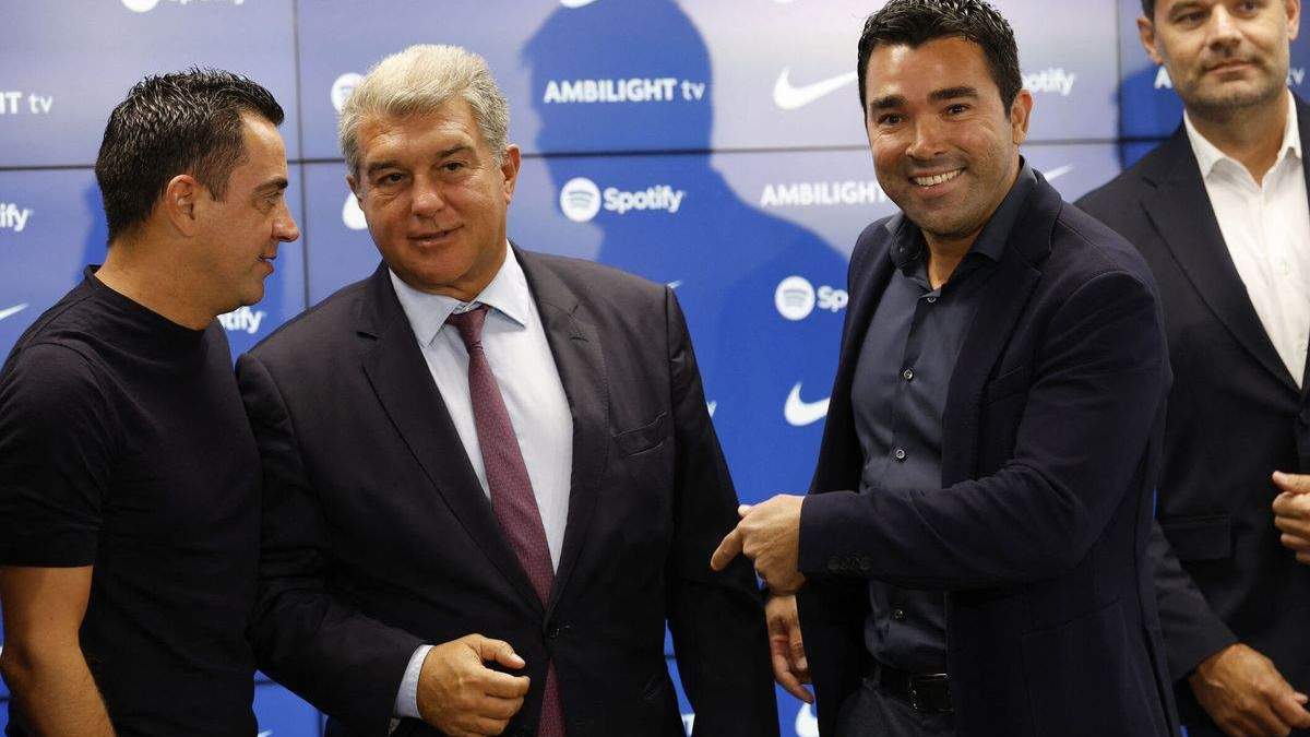 Xavi, Laporta y Deco durante un acto. 