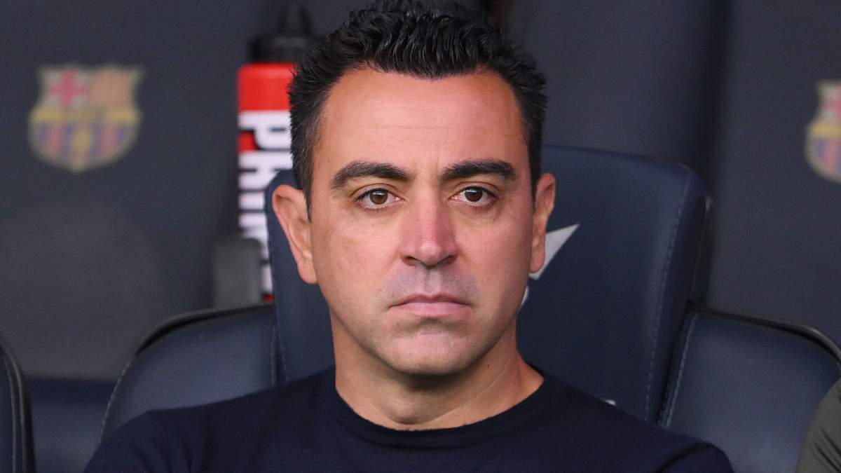 Xavi Hernández sentado en el banquillo.