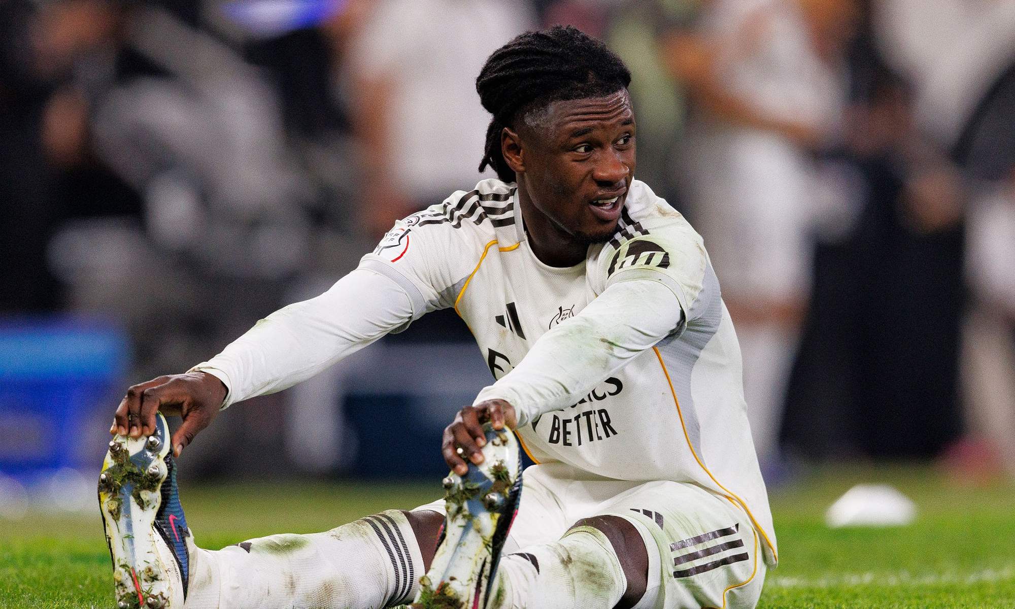 Eduardo Camavinga sentado en el suelo en un partido del Real Madrid. 