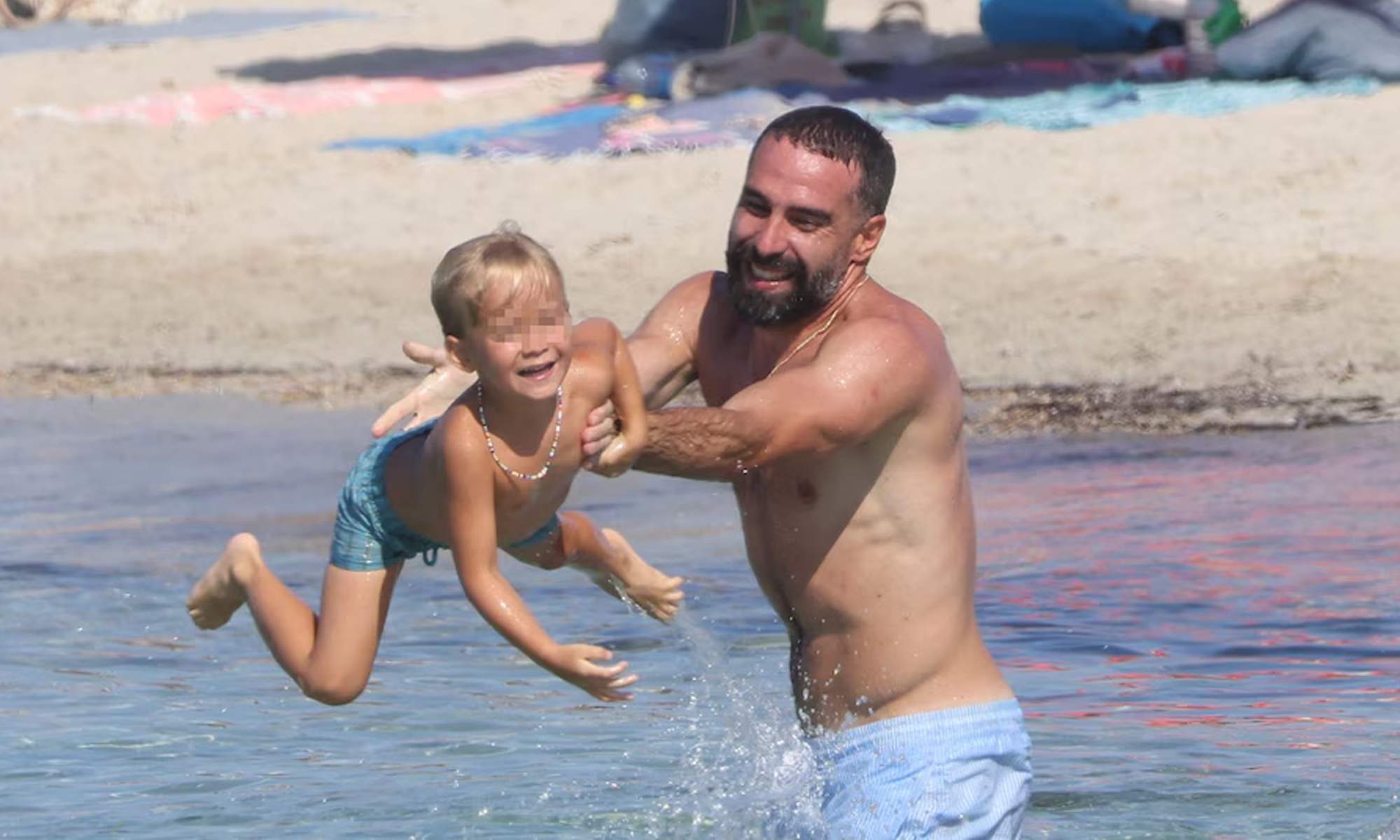 Dani Carvajal y su hijo en la playa.
