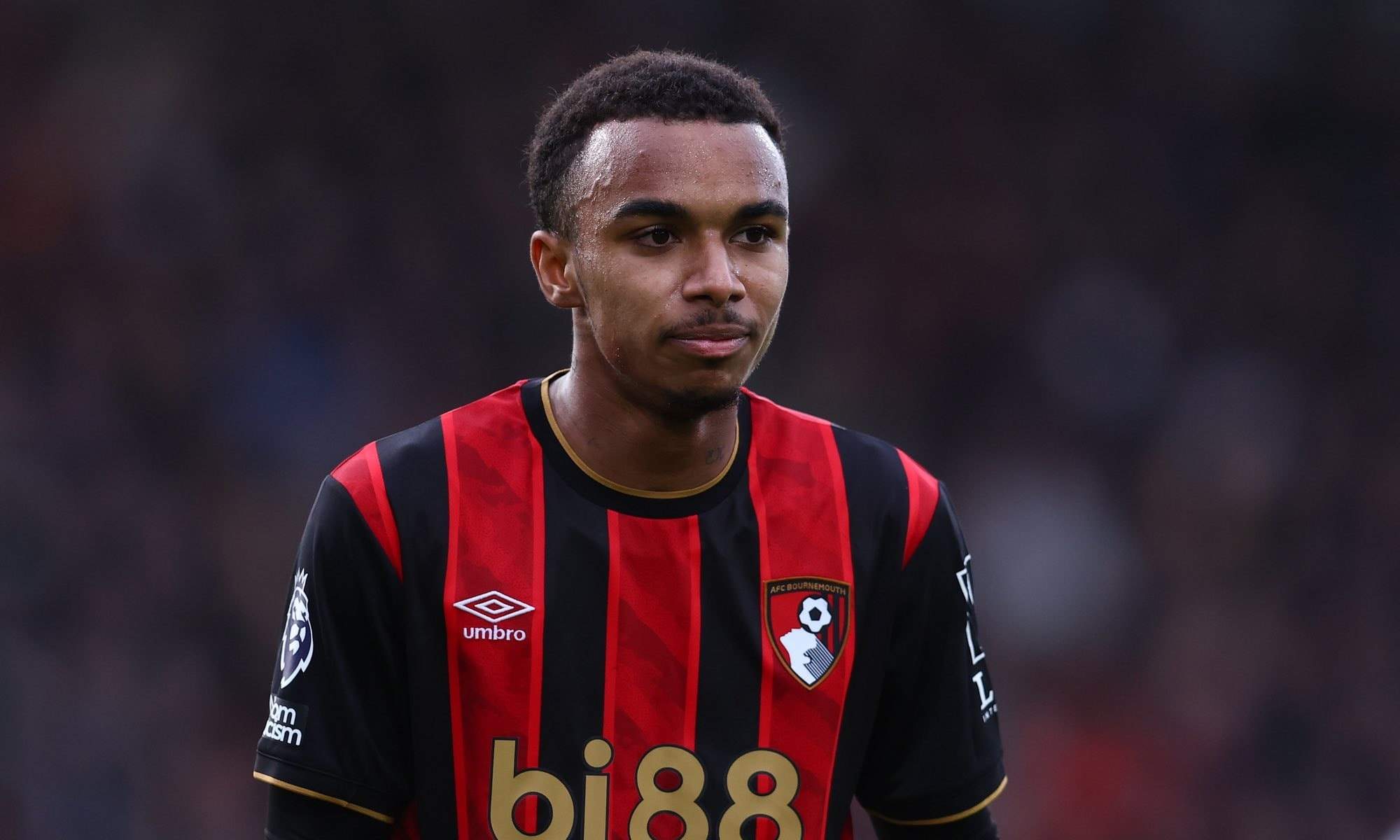 Eli Junior Kroupi jugando un partido con el Bournemouth.